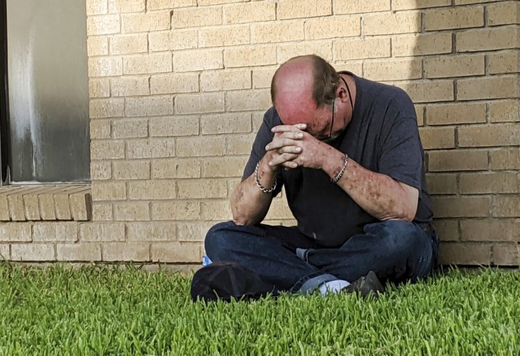 Un hombre reza ante la unidad de urgencias del Medical Center Hospital en Odessa, Texas, el sábado 31 de agosto de 2019 tras un tiroteo en la zona de Odessa y Midland, en el oes de Texas. (Mark Rogers/Odessa American via AP)