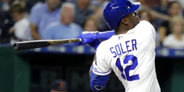 El cubano Jorge Soler, de los Reales de Kansas City, observa su jonrón solitario durante el quinto inning de un juego de béisbol contra los Tigres de Detroit, el miércoles 4 de septiembre de 2019, en Kansas City, Missouri. Foto: Charlie Riedel / AP.