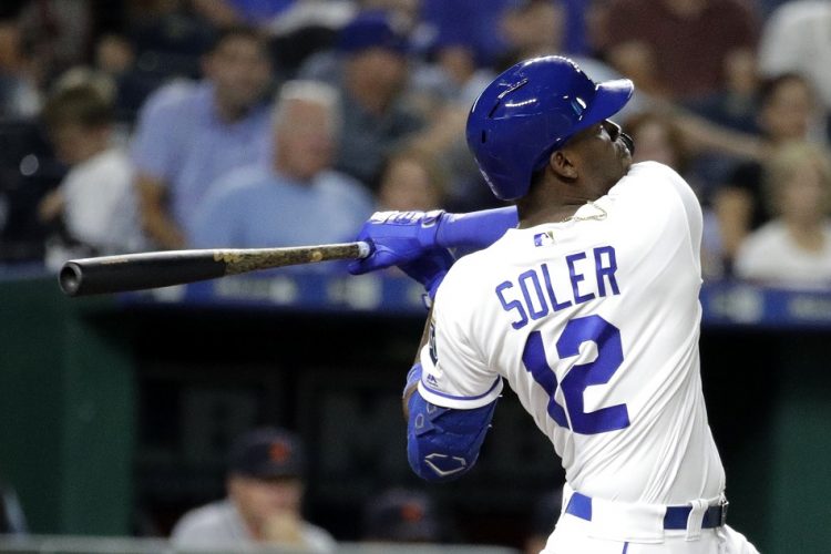 El cubano Jorge Soler, de los Reales de Kansas City, observa su jonrón solitario durante el quinto inning de un juego de béisbol contra los Tigres de Detroit, el miércoles 4 de septiembre de 2019, en Kansas City, Missouri. Foto: Charlie Riedel / AP.