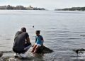 Padre y niña en la bahía rinden tributo a Yemayá