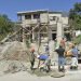 Obreros trabajan en la construcción de viviendas en La Habana. Foto: Otmaro Rodríguez/Archivo OnCuba.