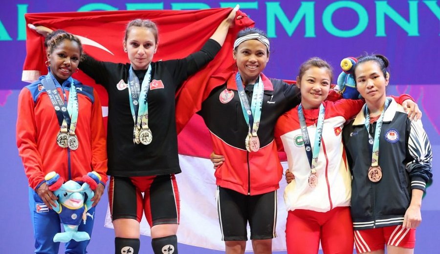 Ludia Montero (extremo izquierdo) logró par de medallas de plata en el Mundial de pesas en Tailandia. Foto: IWF.