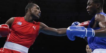 El boxeador cubano Julio César La Cruz (i), durante una pelea. Foto: Roberto Morejón / JIT / Archivo.