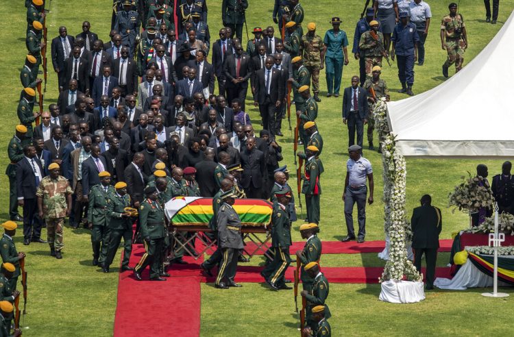 El féretro del expresidente Robert Mugabe, cubierto por la bandera nacional y seguido por familiares y dignatarios, llega para un funeral de Estado al Estadio Nacional Deportivo en Harare, Zimbabue, el sábado 14 de septiembre de 2019. Foto: Ben Curtis / AP.