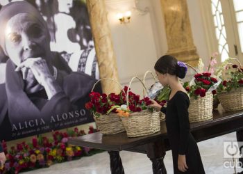 Una estudiante de ballet coloca una flor en homenaje a Alicia Alonso durante las honras fúnebres de la legendaria bailarina y coreógrafa cubana, realizadas en el Gran Teatro de La Habana, el sábado 19 de octubre de 2019. Foto: Otmaro Rodríguez.