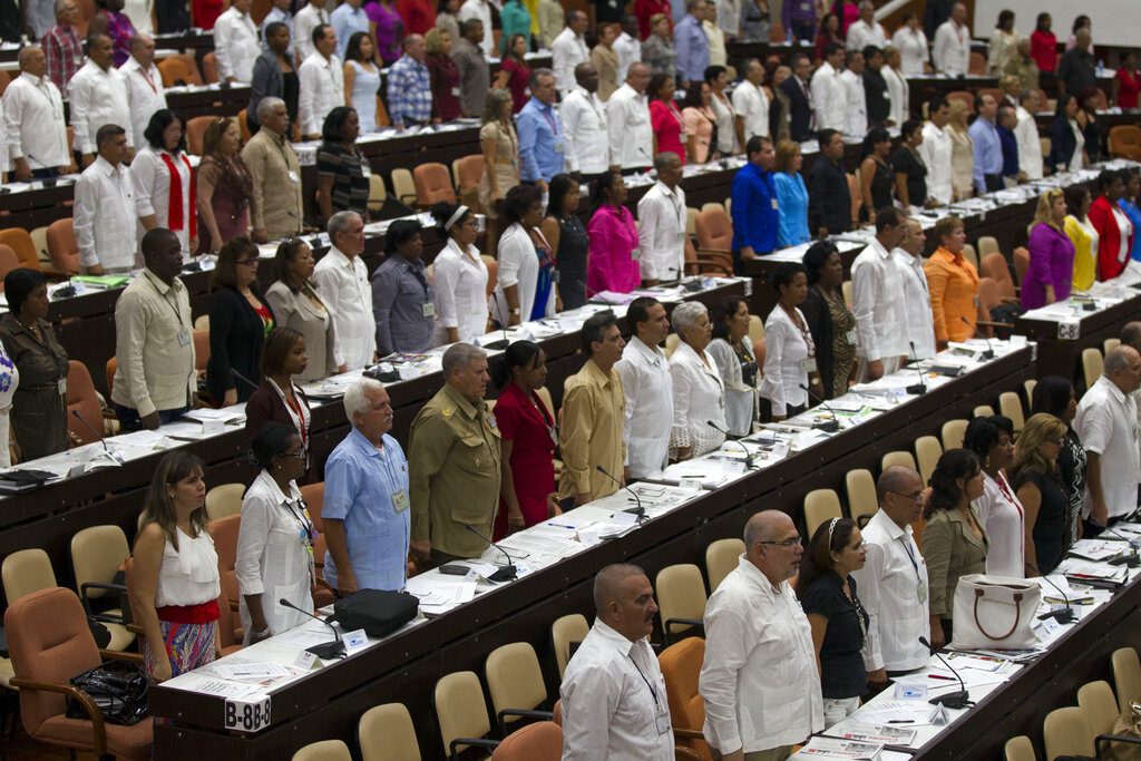 En esta foto de archivo del 8 de julio de 2018, legisladores asisten a la Asamblea Nacional en La Habana, Cuba. Foto: Ladyrene Perez, Cubadebate vía AP / Archivo.