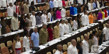 En esta foto de archivo del 8 de julio de 2018, legisladores asisten a la Asamblea Nacional en La Habana, Cuba. Foto: Ladyrene Perez, Cubadebate vía AP / Archivo.