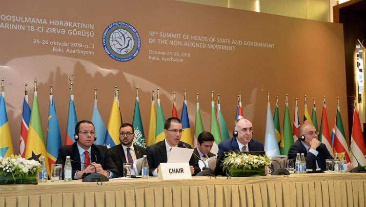 El ministro de Asuntos Exteriores venezolano, Jorge Arreaza interviene durante la reunión del Movimiento de Países No Alineados celebrado en Bakú, Azerbaiyán. Foto: EFE.