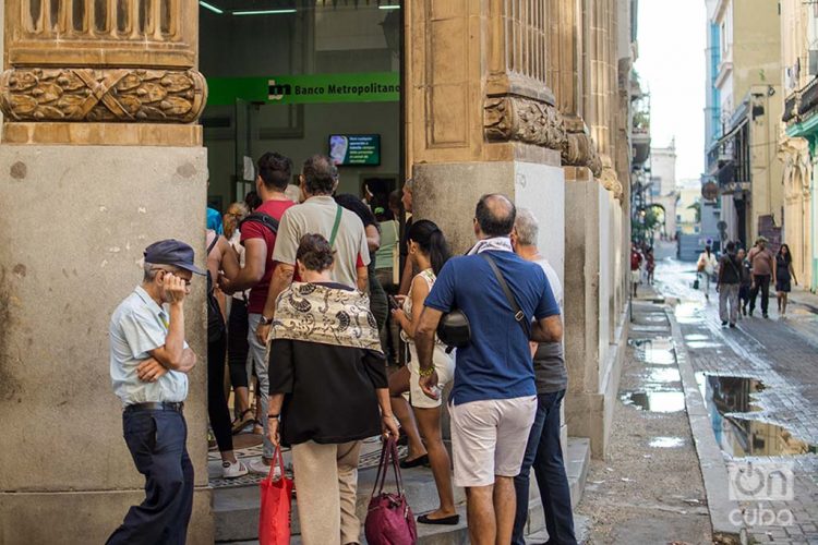 Cubanos hacen cola en las afueras de una sucursal del Banco Metropolitano en el centro histórico de La Habana. Foto: Otmaro Rodríguez.