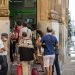 Cubanos hacen cola en las afueras de una sucursal del Banco Metropolitano en el centro histórico de La Habana. Foto: Otmaro Rodríguez.
