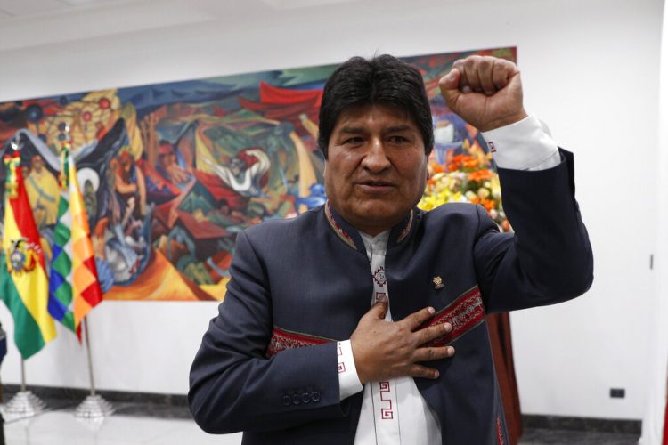 El presidente Evo Morales se retira después de una rueda de prensa en La Paz, Bolivia, el jueves 24 de octubre de 2019, en la que se declaró ganador de los comicios presidenciales del domingo. Foto: Juan Karita / AP.