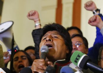 El presidente boliviano Evo Morales habla ante sus simpatizantes en el palacio presidencial, tras declararse vencedor de la primera vuelta electoral el domingo 20 de octubre de 2019. Foto: Jorge Saenz / AP.
