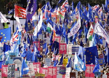 Manifestantes contra el Brexit marchan en Londres, sábado 19 de octubre de 2019, mientras el Parlamento debate el acuerdo logrado por el primer ministro Boris Johnson con la Unión Europea. Foto: Matt Dunham/AP