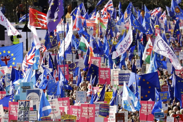 Manifestantes contra el Brexit marchan en Londres, sábado 19 de octubre de 2019, mientras el Parlamento debate el acuerdo logrado por el primer ministro Boris Johnson con la Unión Europea. Foto: Matt Dunham/AP
