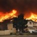 Un incendio forestal se aproxima a un conjunto residencial el 24 de octubre de 2019, en Santa Clarita, California. Foto: Marcio José Sánchez/AP