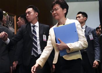 La jefa ejecutiva de Hong Kong Carrie Lam llega a la cámara del Consejo Legislativo en Hong Kong. (AP Foto/Vincent Yu, Archivo)