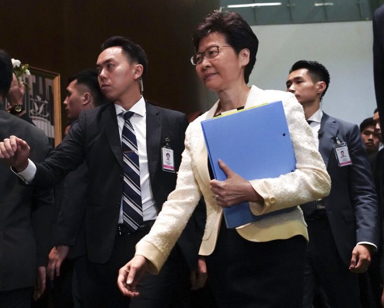 La jefa ejecutiva de Hong Kong Carrie Lam llega a la cámara del Consejo Legislativo en Hong Kong. (AP Foto/Vincent Yu, Archivo)
