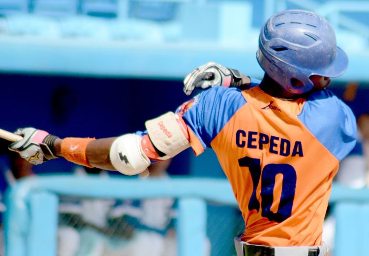 Geiser Cepeda fue sorprendido en un intento de salida ilegal del país, pero se mantiene dentro del sistema beisbolero cubano. Foto: Gabriel García.