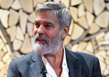 El actor y director estadounidense George Clooney habla a la multitud durante el seminario de negocios del Nordic Business Forum en Helsinki, Finlandia. Foto: Heikki Saukkomaa/AP.