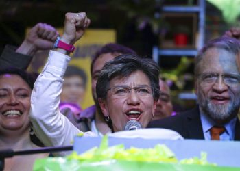 Claudia López de la Alianza Verde festeja su victoria electoral como alcaldesa de Bogotá, Colombia, el domingo 27 de octubre de 2019. (AP Foto/Iván Valencia)