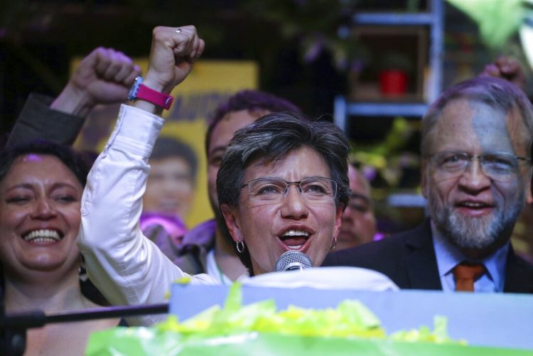 Claudia López de la Alianza Verde festeja su victoria electoral como alcaldesa de Bogotá, Colombia, el domingo 27 de octubre de 2019. (AP Foto/Iván Valencia)