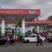 Autos se abastecen de combustible en una gasolinera en La Habana, Cuba, el jueves 24 de octubre de 2019. Foto: Ismael Francisco/AP.