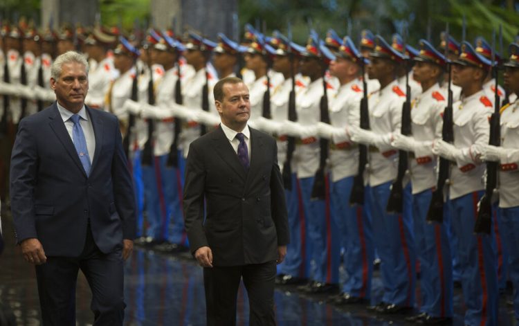El presidente cubano Miguel Díaz-Canel, izquierda, y el entonces primer ministro ruso Dmitri Medvedev, caminan junto a la guardia de honor tras la llegada del segundo a La Habana, Cuba, el jueves 3 de octubre de 2019. Foto: Ismael Francisco / AP / Archivo.