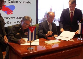 Secretario de Defensa ruso Nikolái Pátrushev (der) y Julio Garandilla, Ministro del Interior cubano firman memorando. /Foto: Sputnik