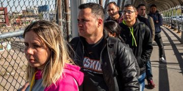 Un grupo de cubanos, solicitantes de asilo, esperan para cruzar a Estados Unidos desde Ciudad Juárez, México. Abril de 2019. Foto: The New York Times.