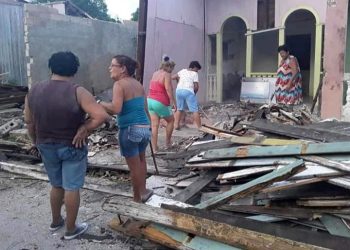 Un grupo de mujeres limpian los escombros tras el derrumbe sufrido por la casa natal del célebre pintor cubano WIfredo Lam, situada en la ciudad de Sagua la Grande, en el centro de Cuba. Foto: Miguel Jiménez / Facebook.