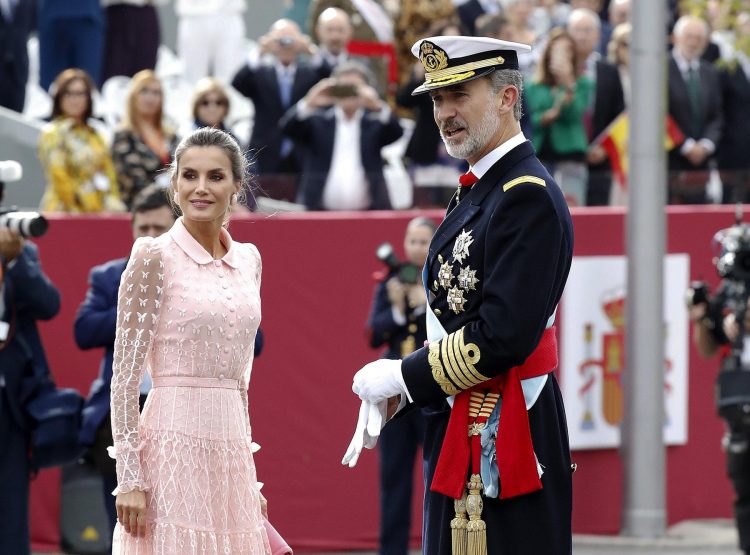 El Rey Felipe VI, junto a la Reina Letizia en el desfile del Día del la Fiesta Nacional en Madrid, el 12 de octubre de 2019. Foto: Ballesteros / EFE.