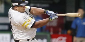 El toletero cubano Alfredo Despaigne con el uniforme de los Halcones de SoftBank. Foto: The Japan Times.