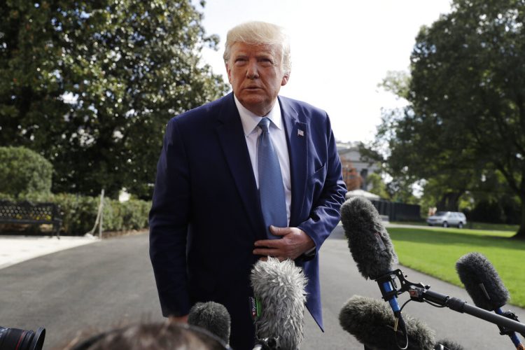 El presidente Donald Trump habla con la prensa en el jardín de la Casa Blanca, Washington, viernes 4 de octubre de 2019. (AP Foto/Evan Vucci)
