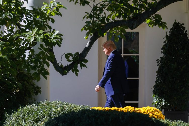 El presidente Donald Trump sale de la Oficina Oval de la Casa Blanca, el miércoles 23 de octubre de 2019, en Washington. Foto: Jacquelyn Martin/AP