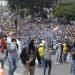 Manifestantes enfurecidos contra el gobierno se reúnen durante enfrentamientos con la policía mientras protestan contra el presidente Lenin Moreno y sus políticas económicas, en Quito, Ecuador, el martes 8 de octubre de 2019. Foto: Fernando Vergara / AP.