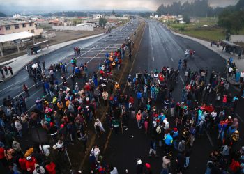 Manifestantes contra el gobierno cierran un camino en Lasso, Ecuador, el domingo 6 de octubre de 2019. Foto: Dolores Ochoa/AP.