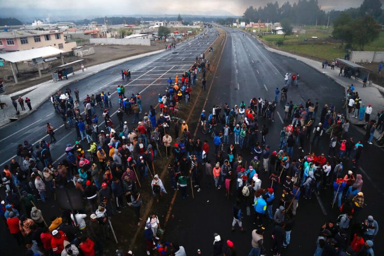 Manifestantes contra el gobierno cierran un camino en Lasso, Ecuador, el domingo 6 de octubre de 2019. Foto: Dolores Ochoa/AP.