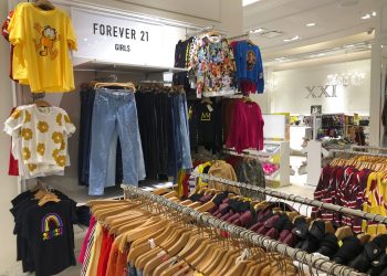 Varias prendas de niñas aparecen colgadas en una tienda de Forever 21 en Aventura, Florida, el lunes 30 de septiembre del 2019. (AP Foto/Wilfredo Lee)