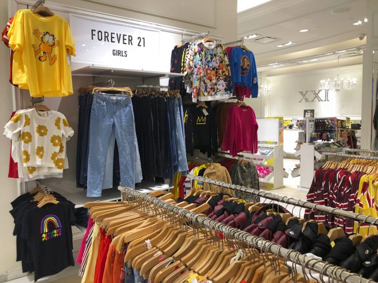 Varias prendas de niñas aparecen colgadas en una tienda de Forever 21 en Aventura, Florida, el lunes 30 de septiembre del 2019. (AP Foto/Wilfredo Lee)