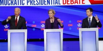 De izquierda a derecha, los aspirantes a la candidatura demócrata, el exvicepresidente Joe Biden (izquierda), la senadora Elizabeth Warren y el alcalde de South Bend, Pete Buttigieg, intervienen en un debate de primarias organizado por CNN y The New York Times en la Universidad de Otterbein, el 15 de octubre de 2019, en Westerville, Ohio. Foto: John Minchillo / AP.