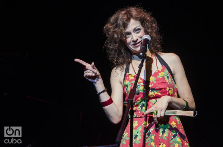 La cantante española Carmen París en concierto, en el Teatro Nacional de Bellas Artes de La Habana, el 5 de octubre de 2019. Foto: Enrique Smith.