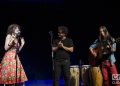 La cantante española Carmen París en concierto, en el Teatro Nacional de Bellas Artes de La Habana, el 5 de octubre de 2019. Junto a ella el cantautor cubano Raúl Paz (c) y el guitarrista Nam San Fong (d). Foto: Enrique Smith.