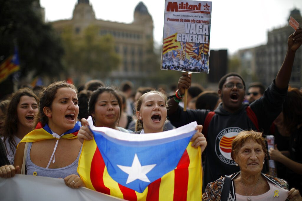 Personas protestan en Barcelona contra el fallo del Tribunal Supremo de España que sentenció a varios años en prisión a 12 expolíticos y activistas catalanes por su papel en el movimiento independentista de 2017, el lunes 14 de octubre de 2019. Foto: Emilio Morenatti / AP.