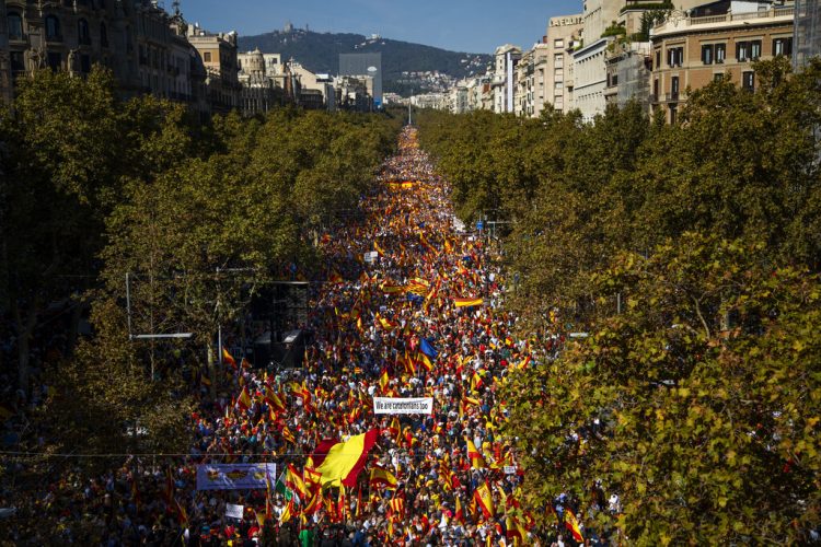 La protesta en Barcelona a favor de seguir siendo parte de España el 27 de octubre del 2019. Foto: Emilio Morenatti/AP.