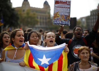 Personas protestan en Barcelona contra el fallo del Tribunal Supremo de España que sentenció a varios años en prisión a 12 expolíticos y activistas catalanes por su papel en el movimiento independentista de 2017, el lunes 14 de octubre de 2019. Foto: Emilio Morenatti / AP.
