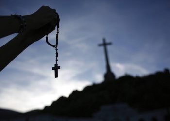 En esta imagen del jueves 3 de octubre de 2019, un fiel sostiene un rosario en el mausoleo del Valle de los Caídos cerca de El Escorial, a las afueras de Madrid, España. Foto: Alfonso Ruiz / AP / Archivo.