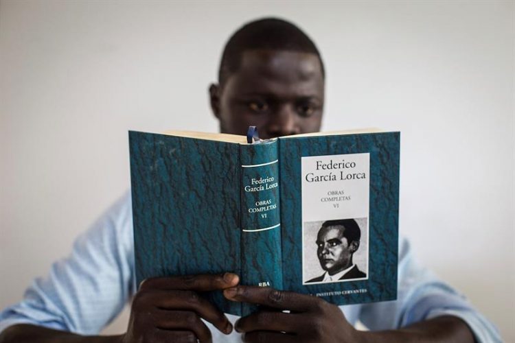 Un estudiante senegalés lee las obras de Federico García Lorca en el Aula Cervantes de Dakar, única sede del Instituto Cervantes en África Subsahariana. Foto: María Rodríguez/EFE.