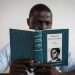 Un estudiante senegalés lee las obras de Federico García Lorca en el Aula Cervantes de Dakar, única sede del Instituto Cervantes en África Subsahariana. Foto: María Rodríguez/EFE.