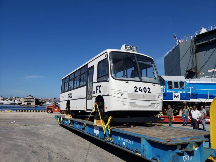Ferrobus y locomotoras rusas, fabricadas por la empresa Sinara, a su llegada a Cuba. Foto: Ministerio de Transporte de Cuba / Twitter / Archivo.