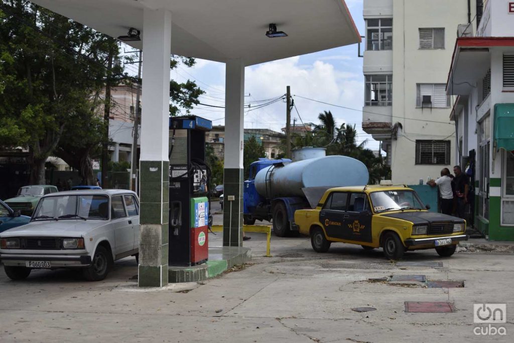 Autos esperan por el suministro de combustible en una gasolinera de La Habana. Foto: Otmaro Rodríguez.